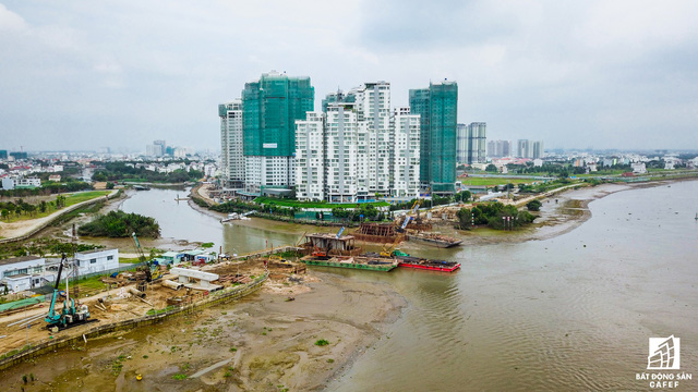
Dự án cầu qua đảo Kim Cương, quận 2 nằm trên tuyến đường ven sông Sài Gòn sẽ kết nối khu đô thị mới Thủ Thiêm và khu dân cư Thạnh Mỹ Lợi vừa được TP.HCM khởi công ngày 7/9/2017.

